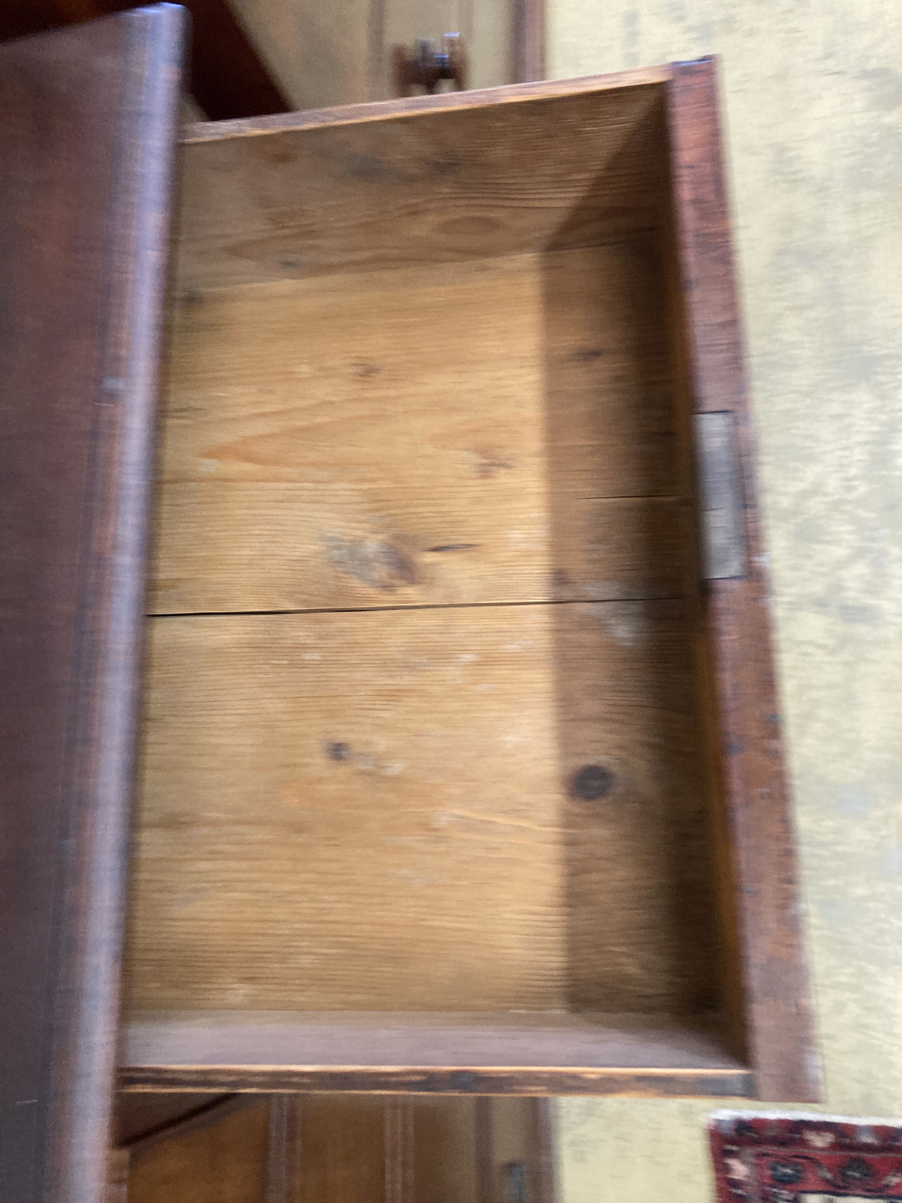 A George III mahogany chest of drawers, width 95cm, depth 53cm, height 97cm